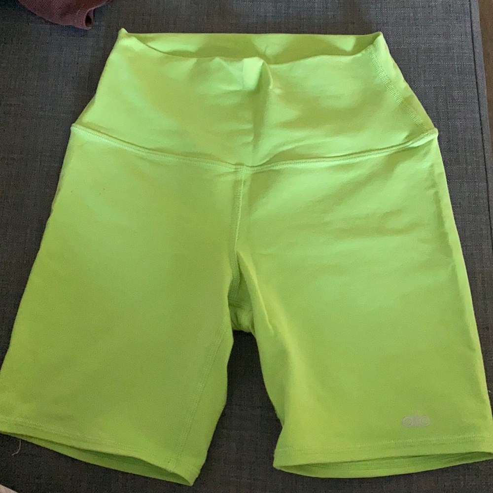 Alo yoga High waist bikers green apple with bra